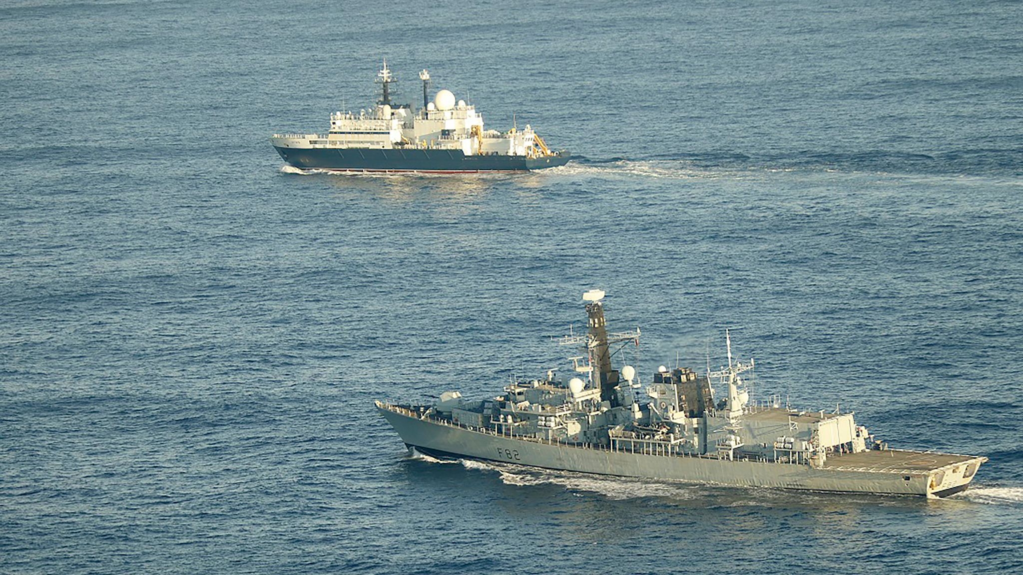 В январе HMS Somerset также сопровождал «Янтаря» у берегов Великобритании