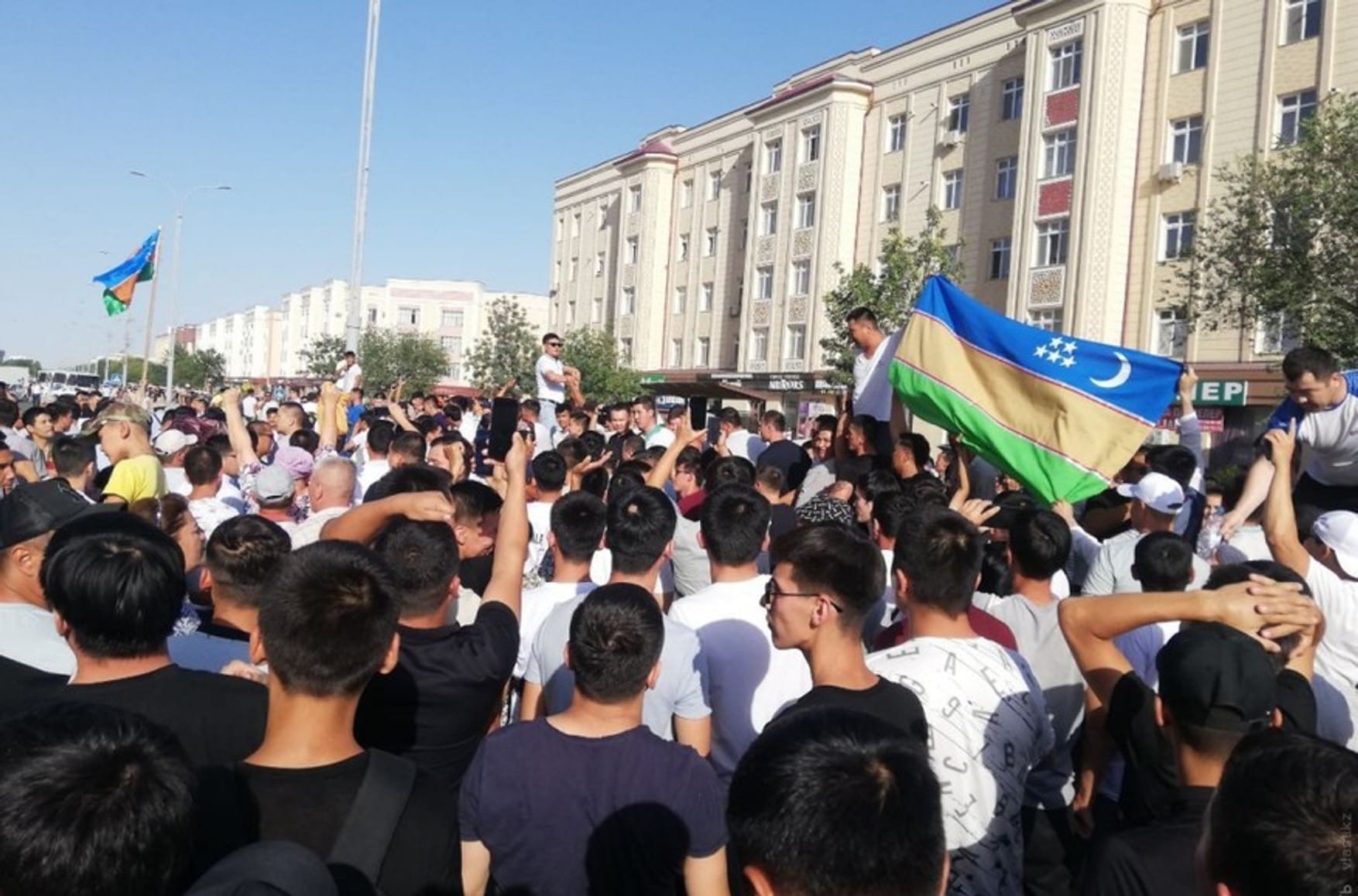 Во время протестов в Узбекистане погибли 18 человек  — Генпрокуратура