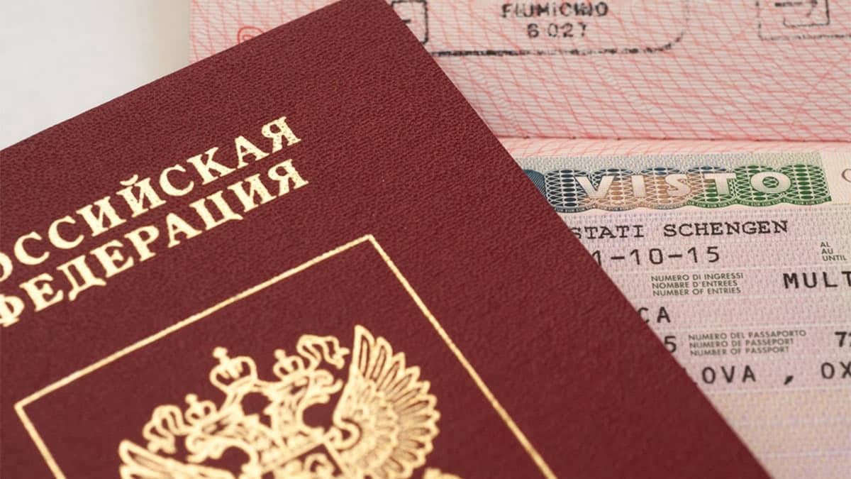 Евросоюз продолжит выдавать визы россиянам «по гуманитарным соображениям»