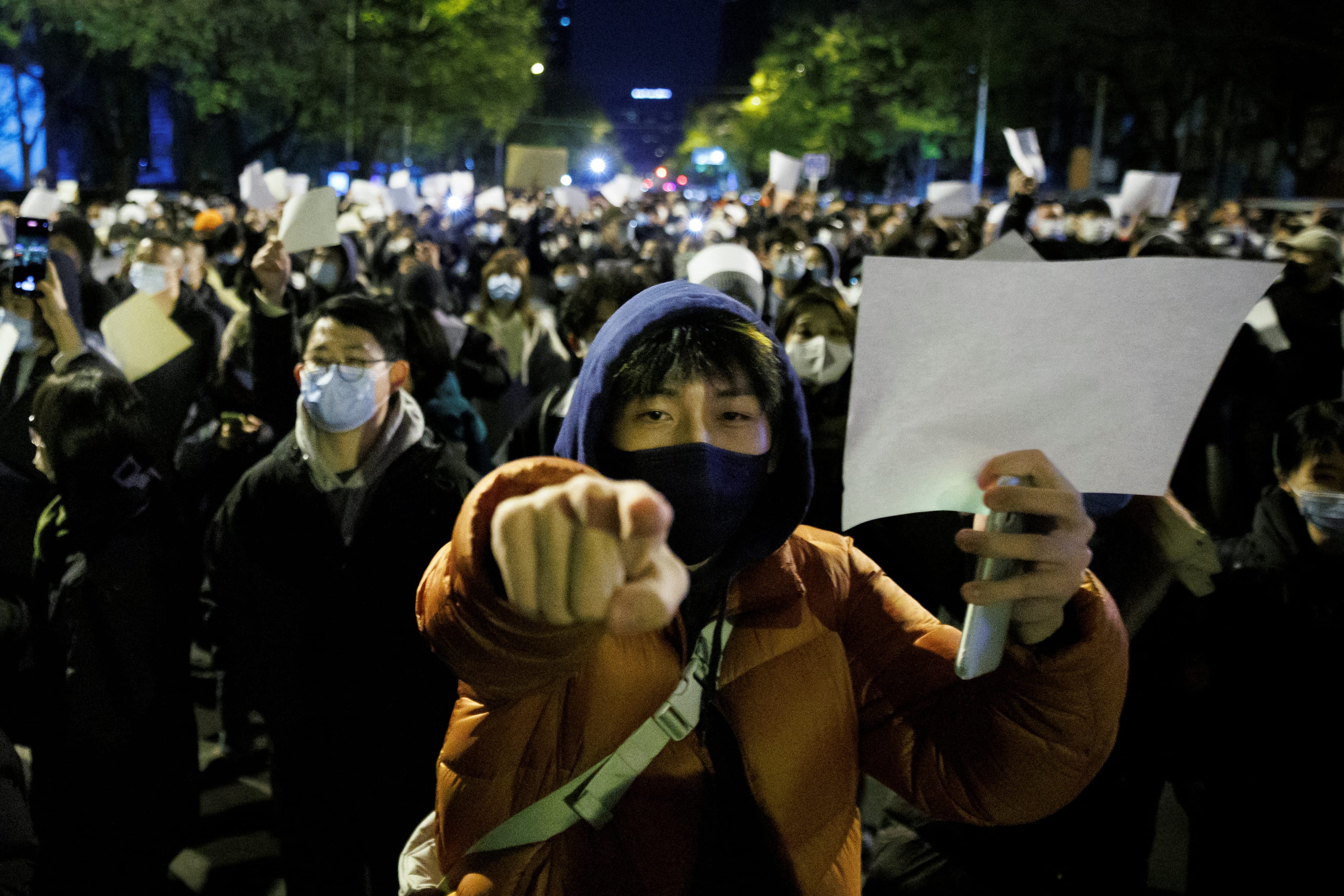 Тучи над Поднебесной: почему протесты против локдауна в Китае перерастают в политические с требованиями отставки Си