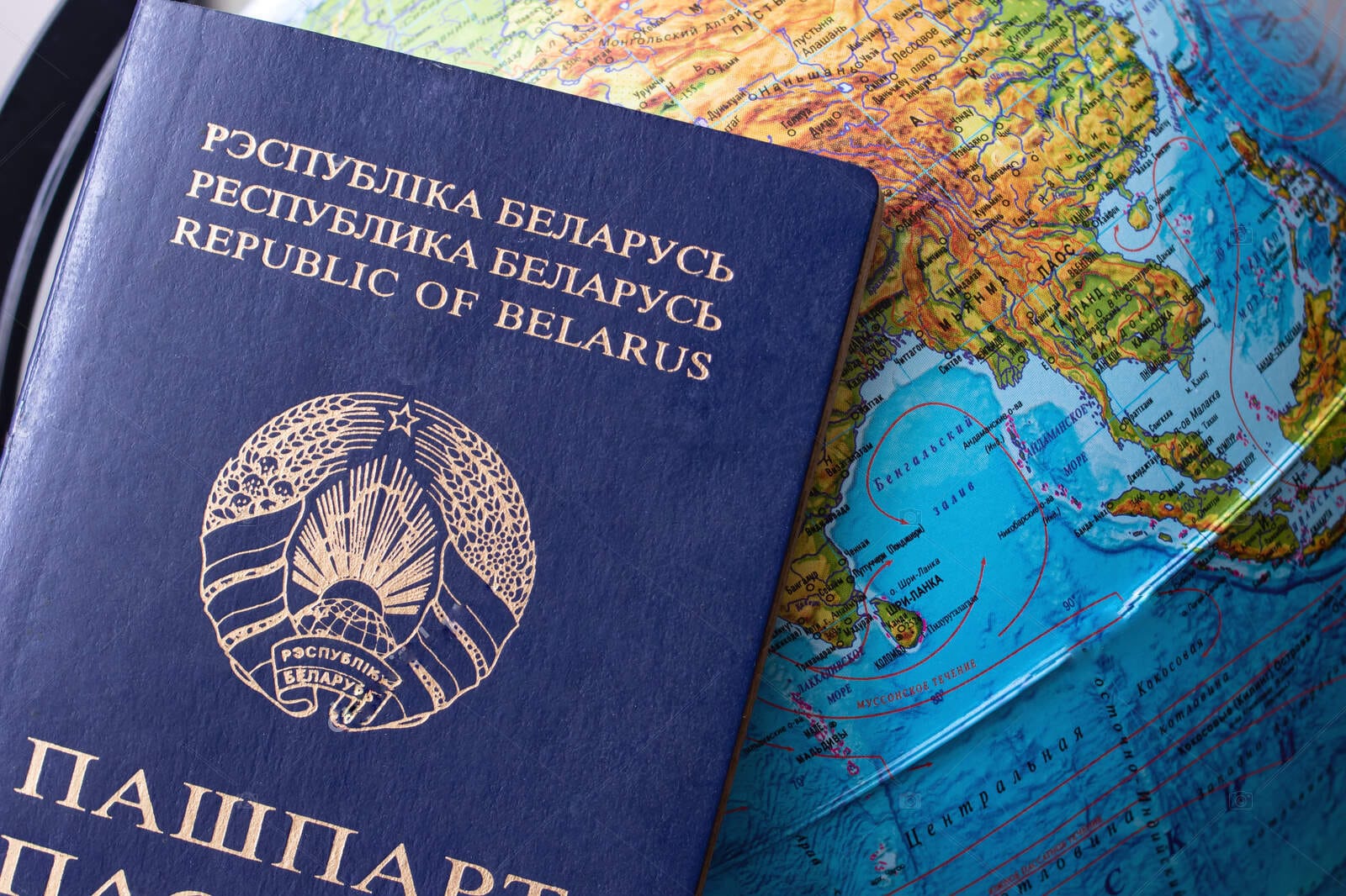 «Десятки тысяч эмигрантов останутся без гражданства». Европу просят легализовать белорусов из-за нового закона Лукашенко
