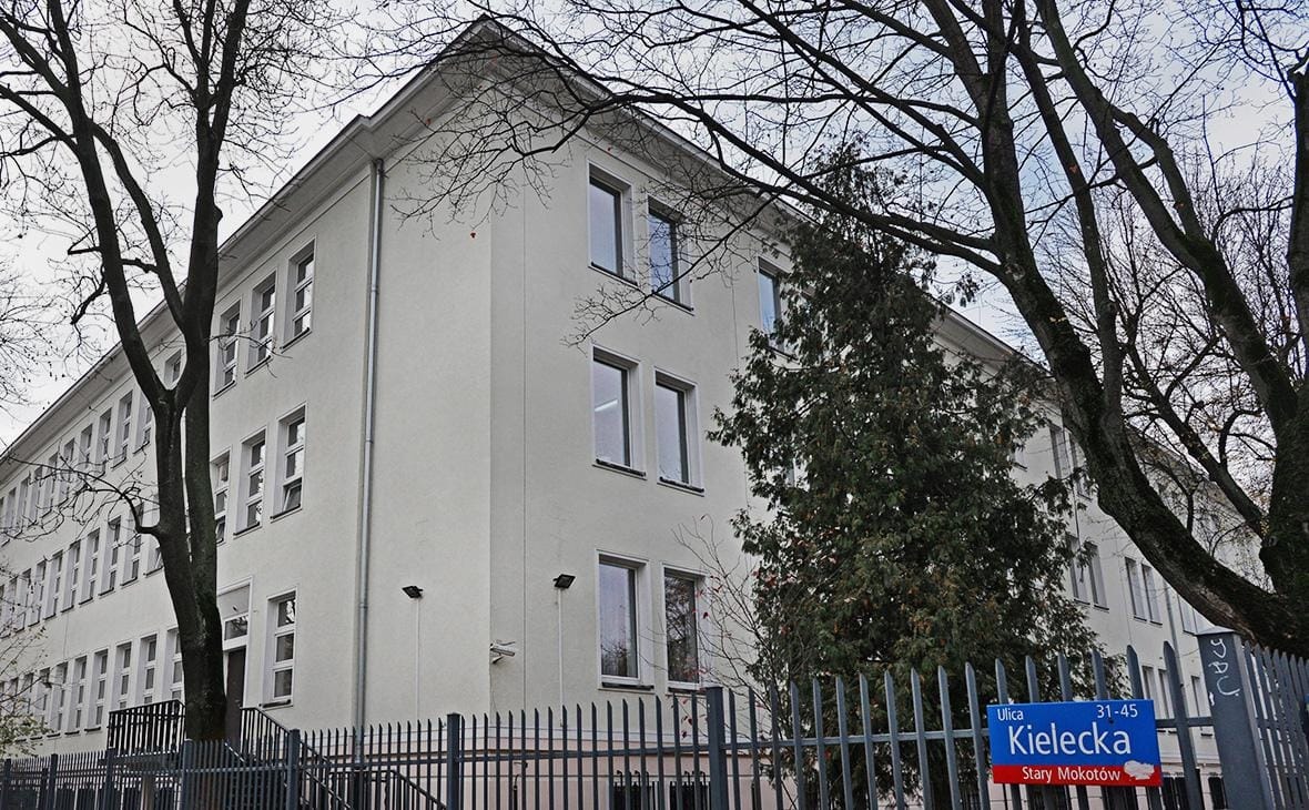 Мэрия Варшавы изъяла школу при посольстве РФ в пользу государства и приказала ее сотрудникам покинуть здание