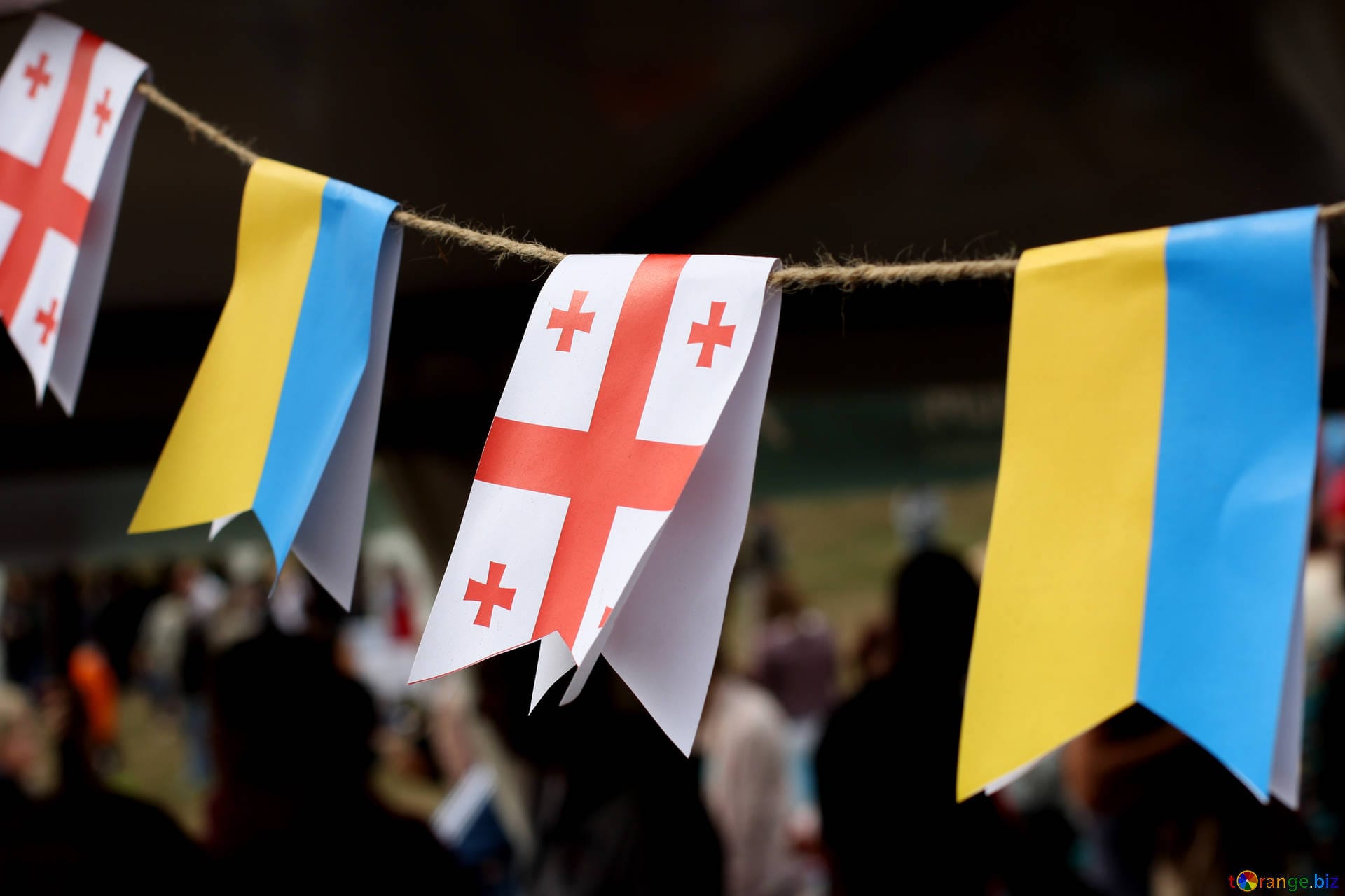 В Беларуси судили мужчину за отпускное фото на фоне флагов Украины и Грузии. Фото было сделано в 2021 году