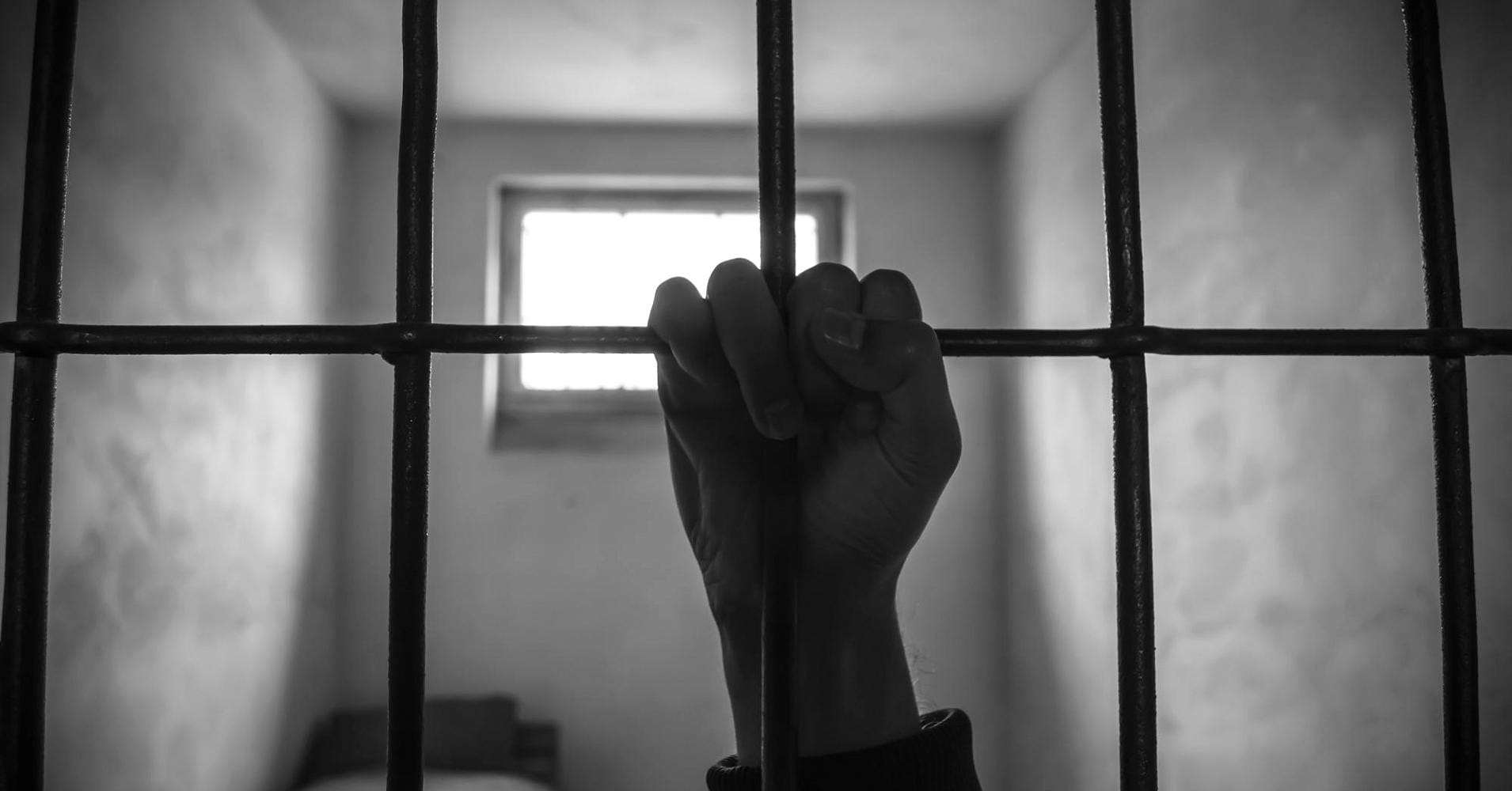 Арестованный по делу о госизмене житель Воронежа рассказал о пытках. Он говорит, что его душили пакетом, били током и насиловали шваброй